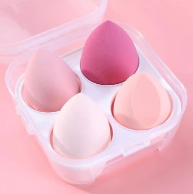 Les 4 éponges de maquillage My Store sont présentées dans un support blanc et un contenant transparent, parfaites pour une application uniforme et une finition impeccable.
