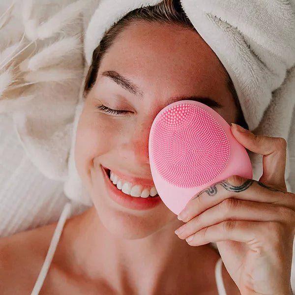 Facial cleansing brush