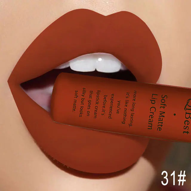 A close-up of lips in long-lasting matte brownish-red, holding a Léa Beauty & Cosmetics Matte Non-Stick Liquid Lip Gloss tube between the teeth; product number 31# appears in the bottom right corner.